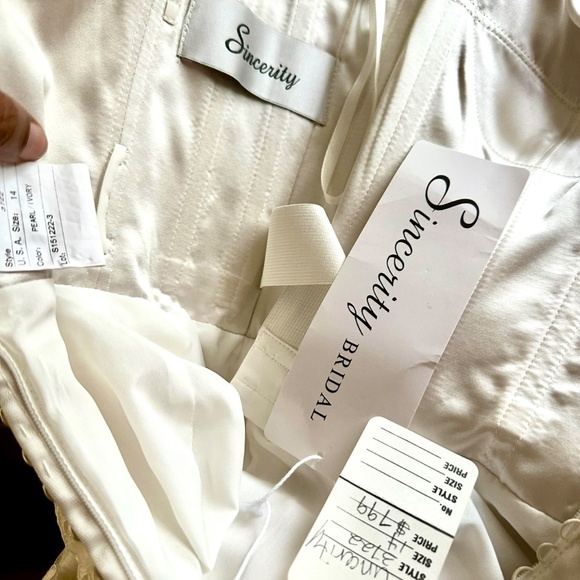 Wedding Dress - Picture 5 of 6